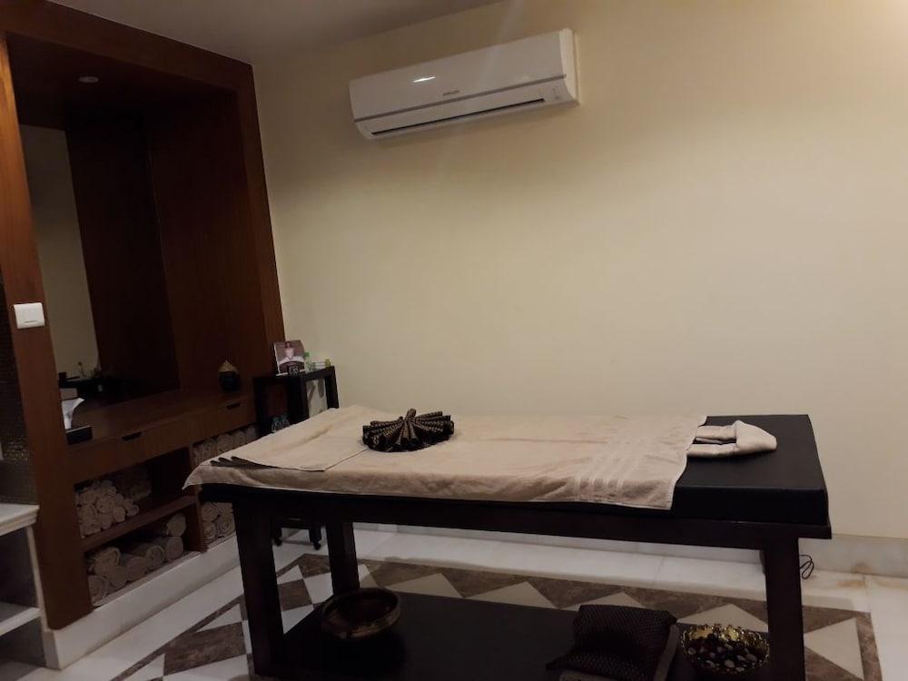 ホテル Radisson Jodhpur ジョードプル エクステリア 写真 Massage table