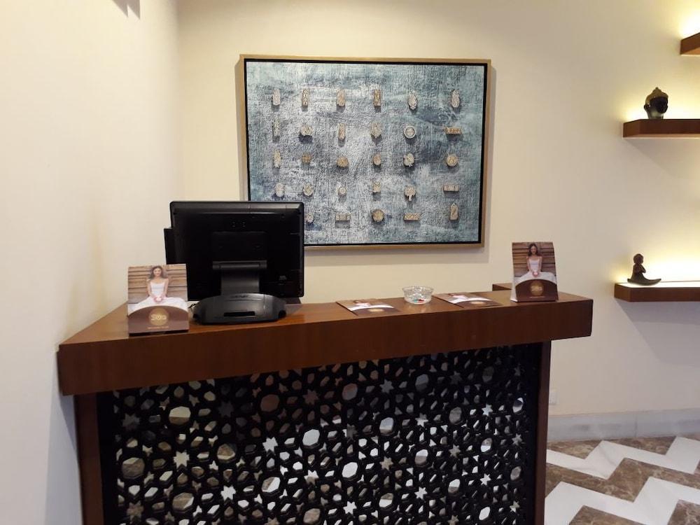 ホテル Radisson Jodhpur ジョードプル エクステリア 写真 Reception desk at a spa