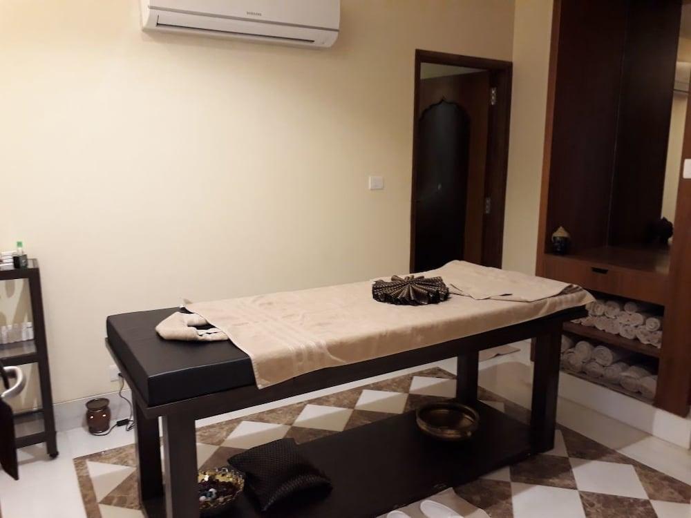 ホテル Radisson Jodhpur ジョードプル エクステリア 写真 A massage table