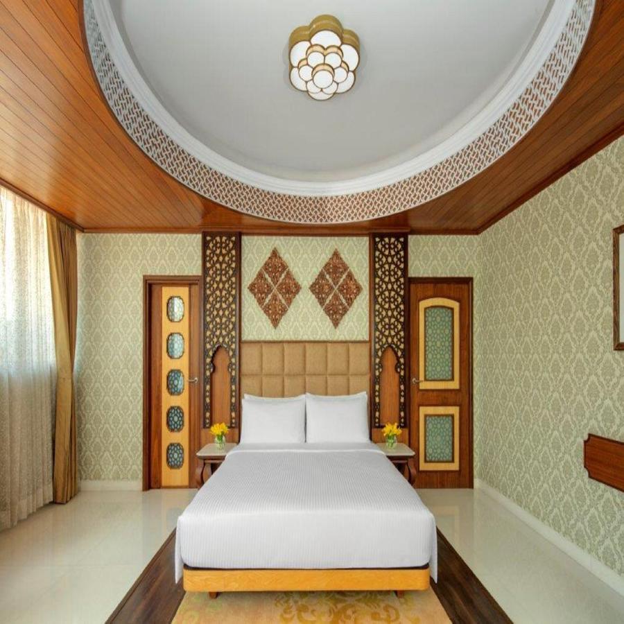 ホテル Radisson Jodhpur ジョードプル エクステリア 写真 A bedroom at the hotel