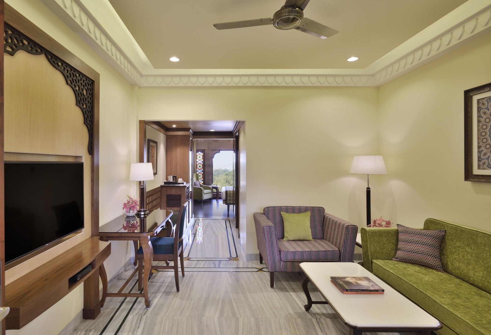 ホテル Radisson Jodhpur ジョードプル エクステリア 写真 A living room in a suite at the Taj Mahal Palace, Mumbai
