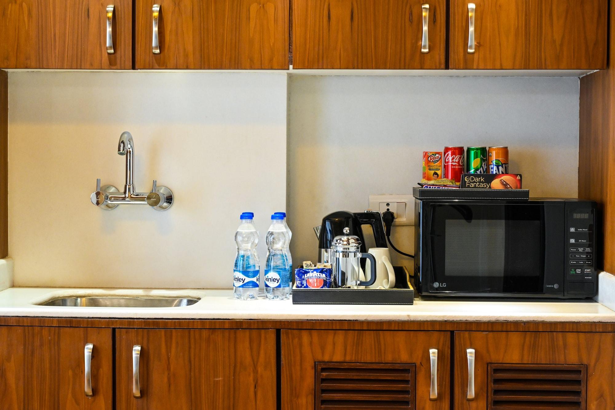 ホテル Radisson Jodhpur ジョードプル エクステリア 写真 A wet bar in a hotel room