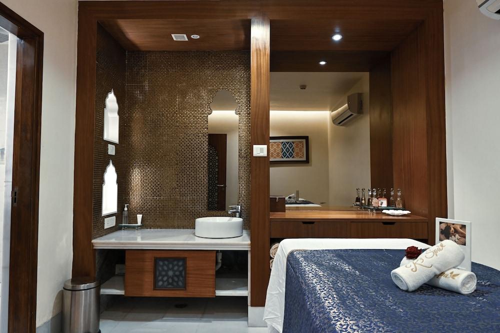 ホテル Radisson Jodhpur ジョードプル エクステリア 写真 A treatment room at the spa